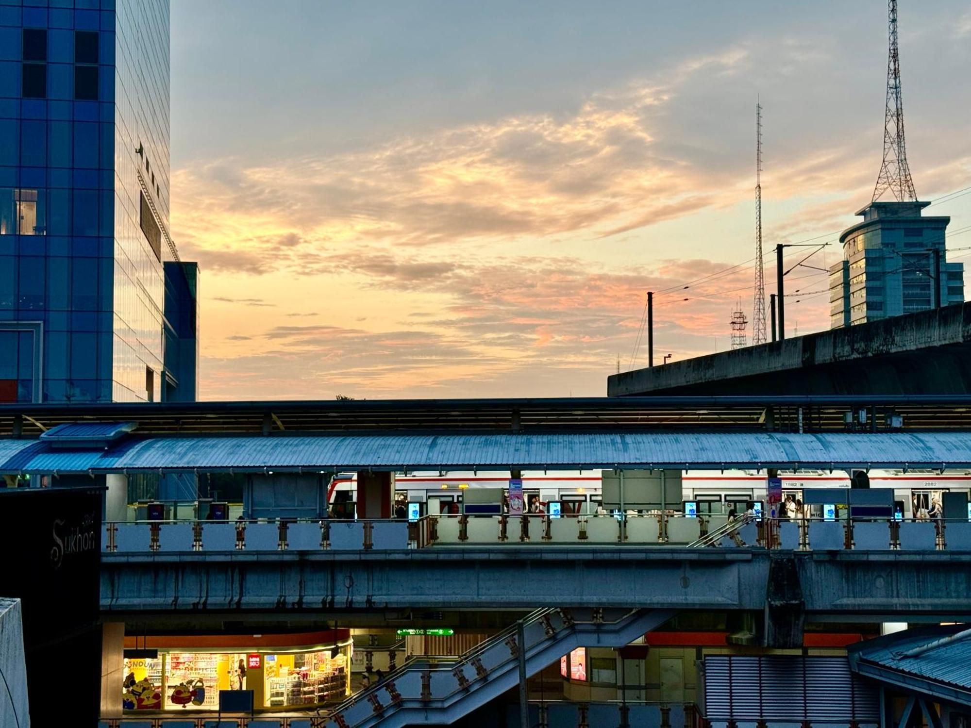 Avalan Phayathai Airport Link Bangkok Eksteriør billede